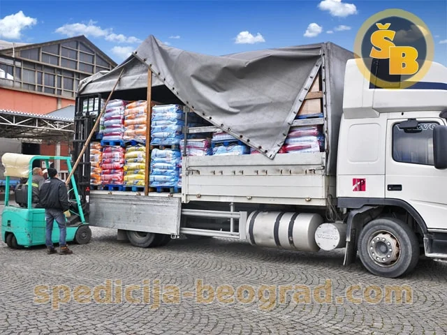 utovar robe viljuškarom u magacinu špedicije beograd