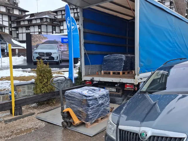 ručni paletar i utovarna rampa kamiona za lakši i brži utovar